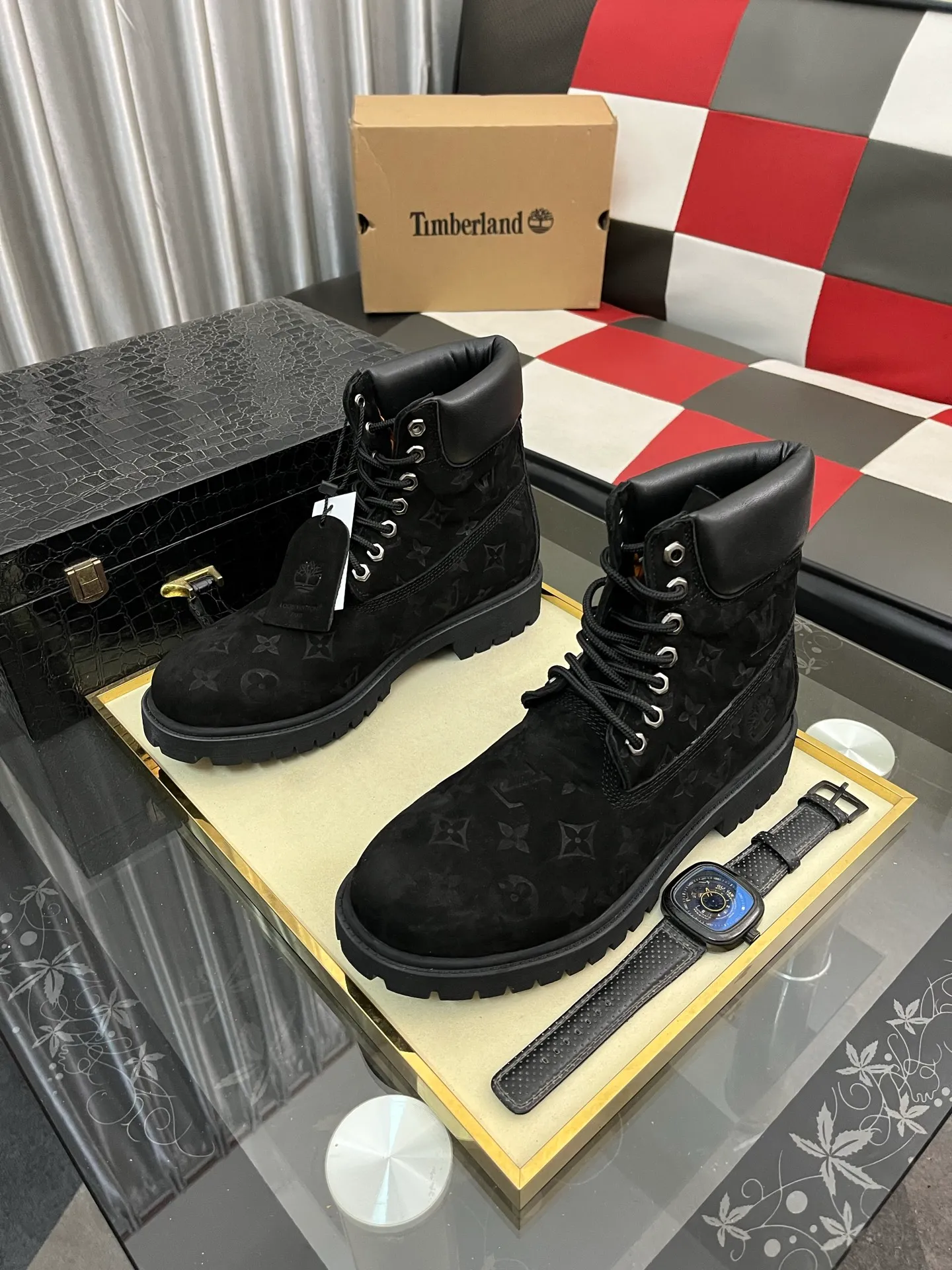 Ex-factory price: 458⌚️⌚️LV x Timberland Timberland joint model Presbyopia Embossed Rhubarb Boots Ankle Boots Short Boots LV x Timberland ankle boots are made of Monogram embossed waterproof nubuck cow leather, relying on the brand's exquisite craftsmanship to carefully reshape the classic Timberland 6-inch boot shape in Italy, with an eye-catching American workwear style. Created by Pharrell Williams 2025 autumn and winter menswear show. Monogram embossed tongue, original Timberland laces and outsole are exquisite details, and the leather label expresses the cooperation logo. Exquisite packaging at the delivery counter🛍📦 ▪️Material: Original customized imported first-layer cowhide ▪️Inner lining: Original customized leather lining/mesh lining ▪️Outsole: Original molded rubber material ▪️Sole thickness: 3.5CM ▪️Size: 38-44